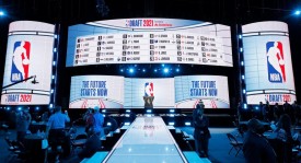 NBA球星杜兰特点赞申京，与字母哥恩怨及场外互动引热议